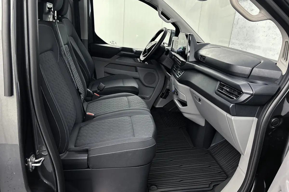 320 2.5 PHEV L2H1 Limited | Trekhaak uitklapbaar | Stoelverwarming