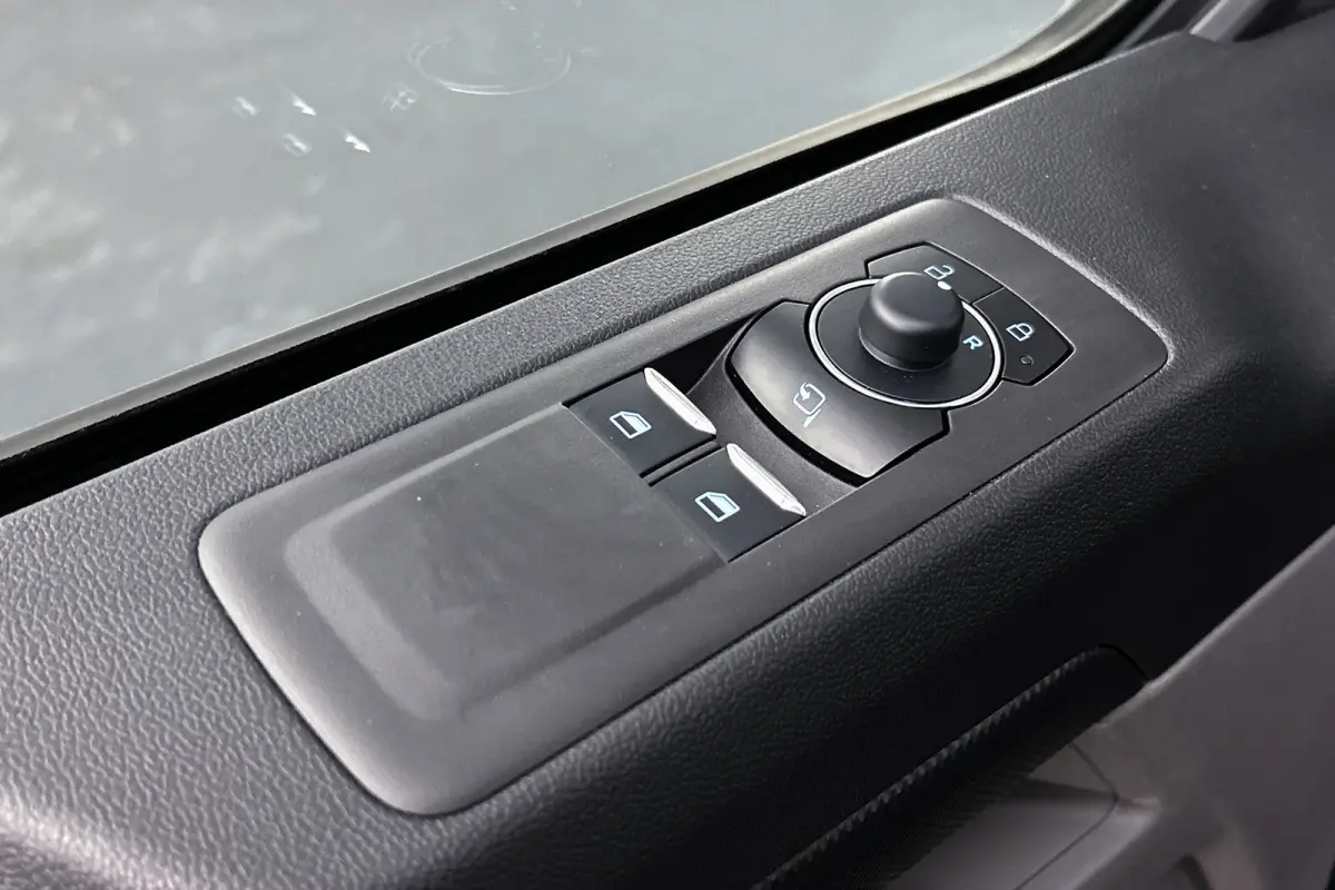 320 2.5 PHEV L2H1 Limited | Trekhaak uitklapbaar | Stoelverwarming
