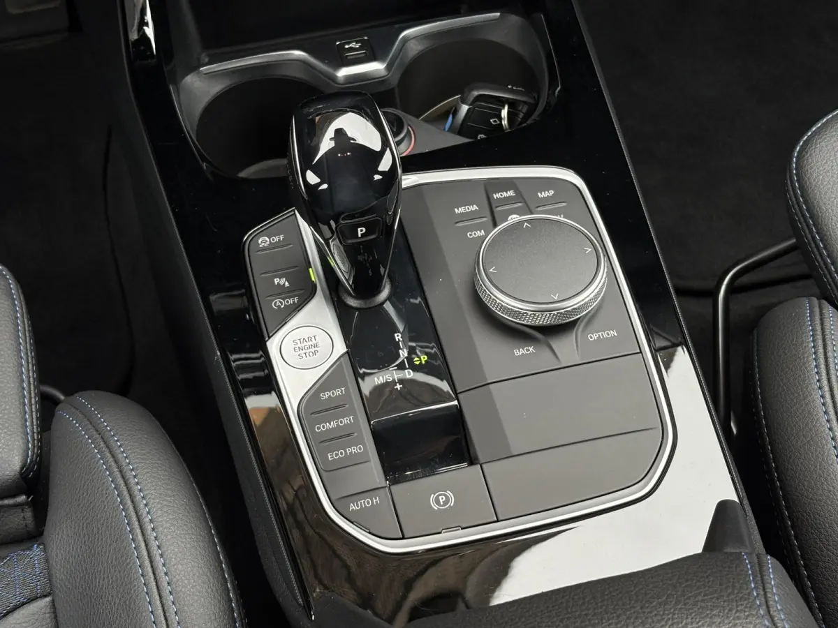 118i Business Edition Plus M-SPORT/MISANO BLUE/CARPLAY/LED/LEER