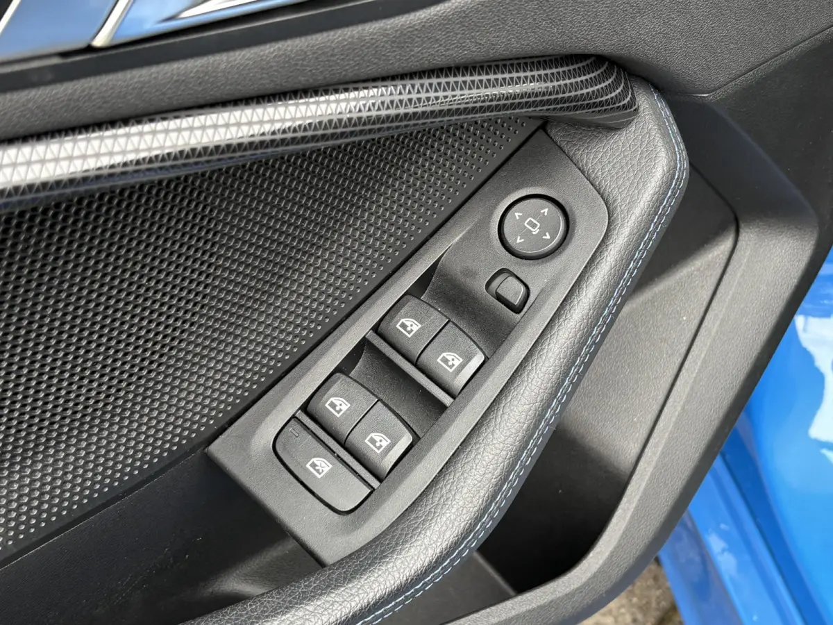 118i Business Edition Plus M-SPORT/MISANO BLUE/CARPLAY/LED/LEER