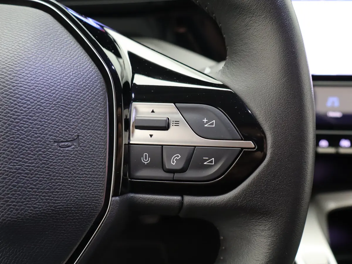 1.2 PureTech Allure Pack Business | Carplay | Camera | Navigatie | 17" Lichtmetalen Velgen | Navi | PDC | Half Leder | Climate Control