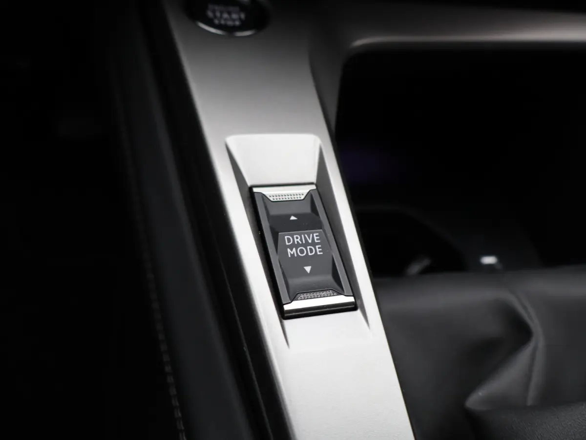 1.2 PureTech Allure Pack Business | Carplay | Camera | Navigatie | 17" Lichtmetalen Velgen | Navi | PDC | Half Leder | Climate Control