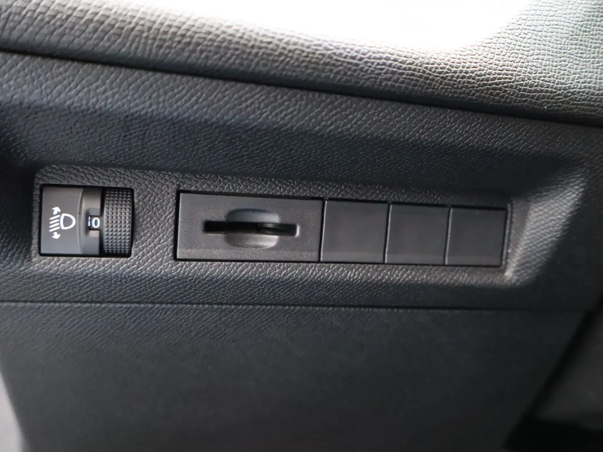 1.2 PureTech Allure Pack Business | Carplay | Camera | Navigatie | 17" Lichtmetalen Velgen | Navi | PDC | Half Leder | Climate Control