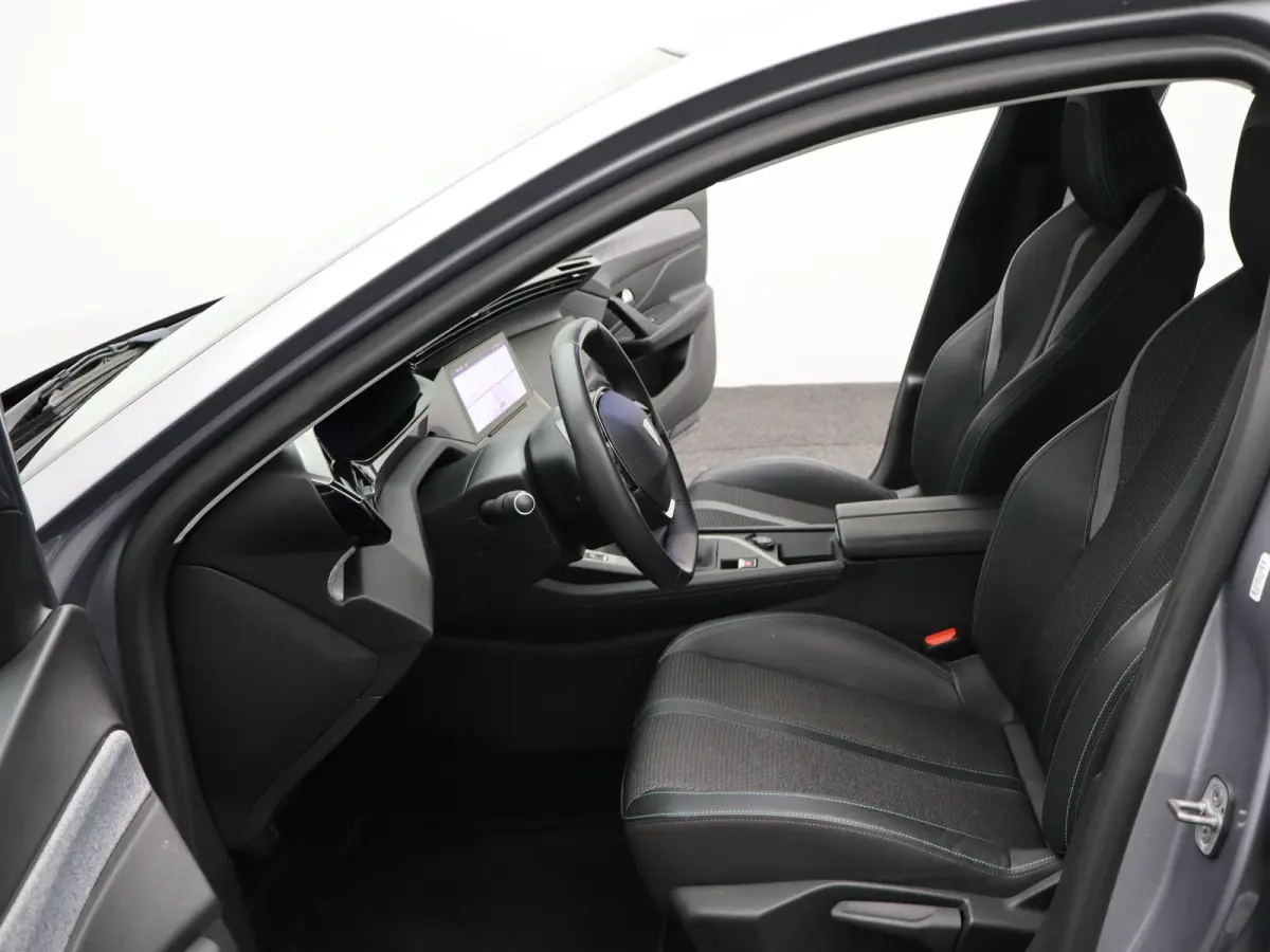 1.2 PureTech Allure Pack Business | Carplay | Camera | Navigatie | 17" Lichtmetalen Velgen | Navi | PDC | Half Leder | Climate Control