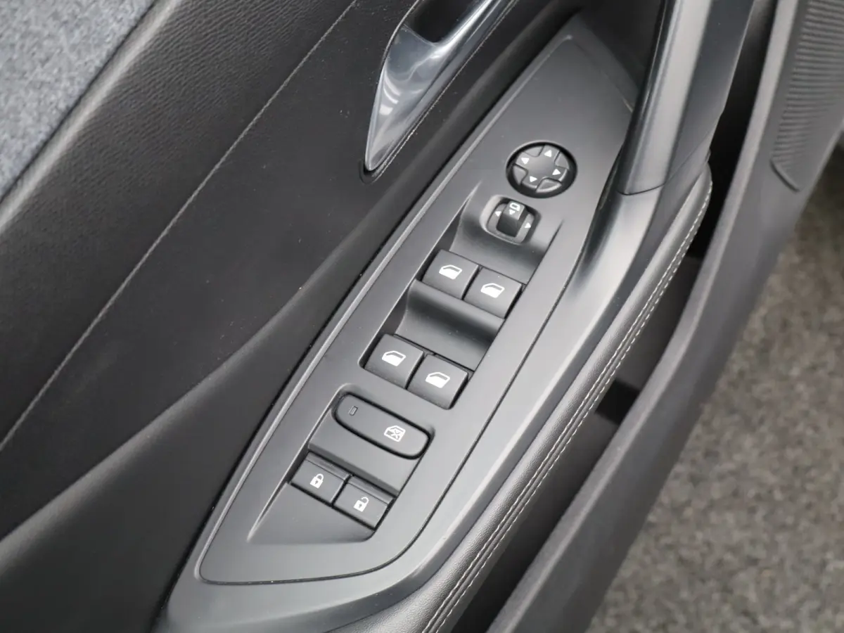 1.2 PureTech Allure Pack Business | Carplay | Camera | Navigatie | 17" Lichtmetalen Velgen | Navi | PDC | Half Leder | Climate Control