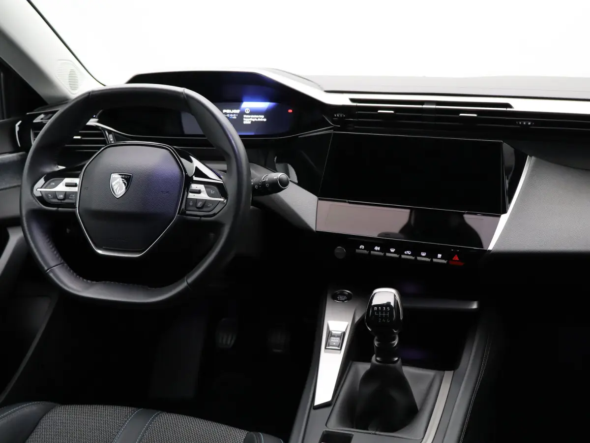 1.2 PureTech Allure Pack Business | Carplay | Camera | Navigatie | 17" Lichtmetalen Velgen | Navi | PDC | Half Leder | Climate Control