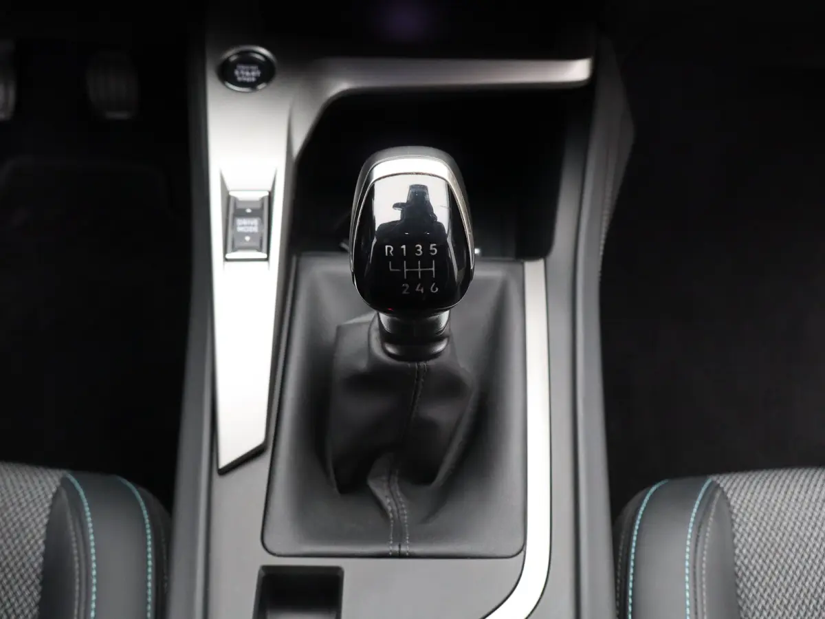 1.2 PureTech Allure Pack Business | Carplay | Camera | Navigatie | 17" Lichtmetalen Velgen | Navi | PDC | Half Leder | Climate Control