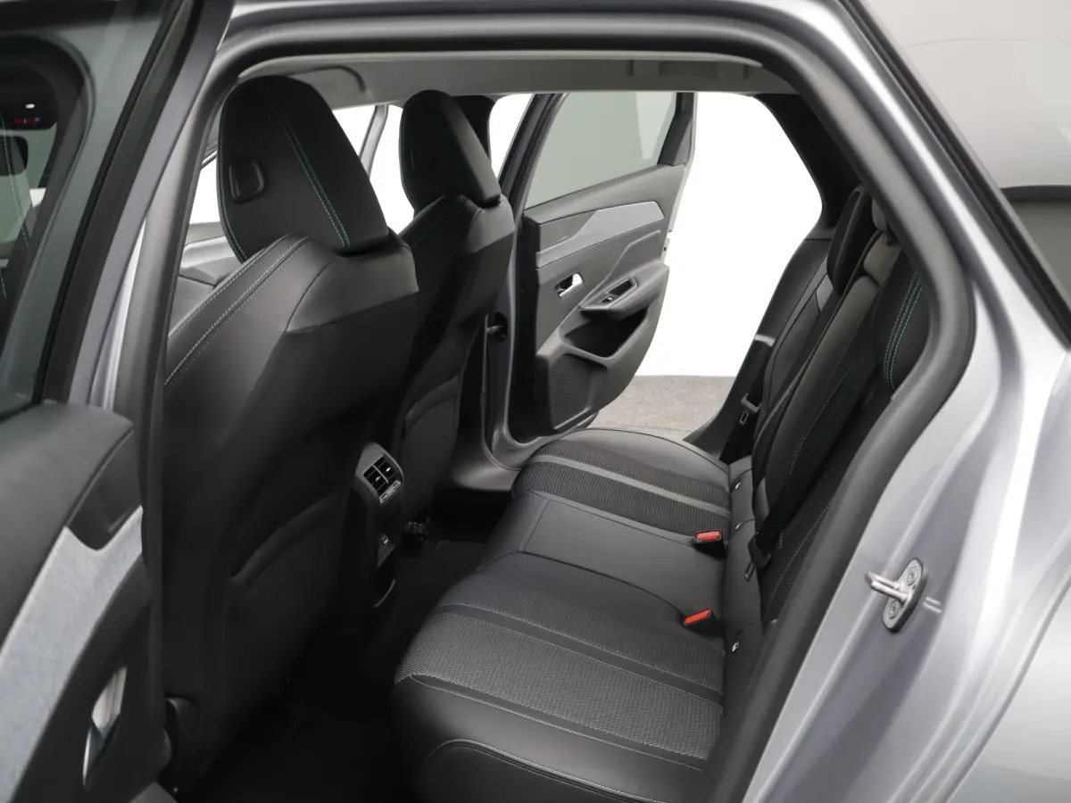 1.2 PureTech Allure Pack Business | Carplay | Camera | Navigatie | 17" Lichtmetalen Velgen | Navi | PDC | Half Leder | Climate Control