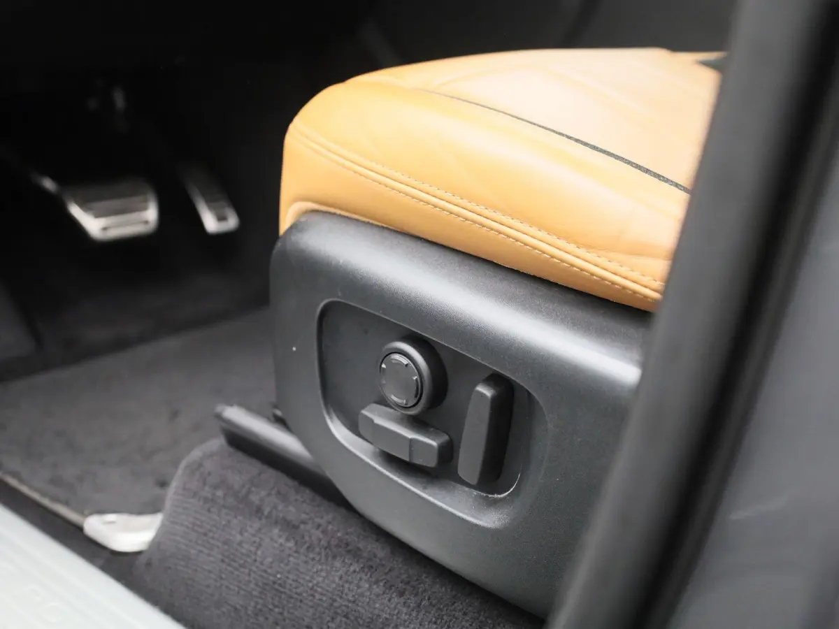 P400e Limited Edition | PANORAMA-SCHUIFDAK | MERIDIAN | 360 CAMERA | HEAD-UP | STOELVERWARMING