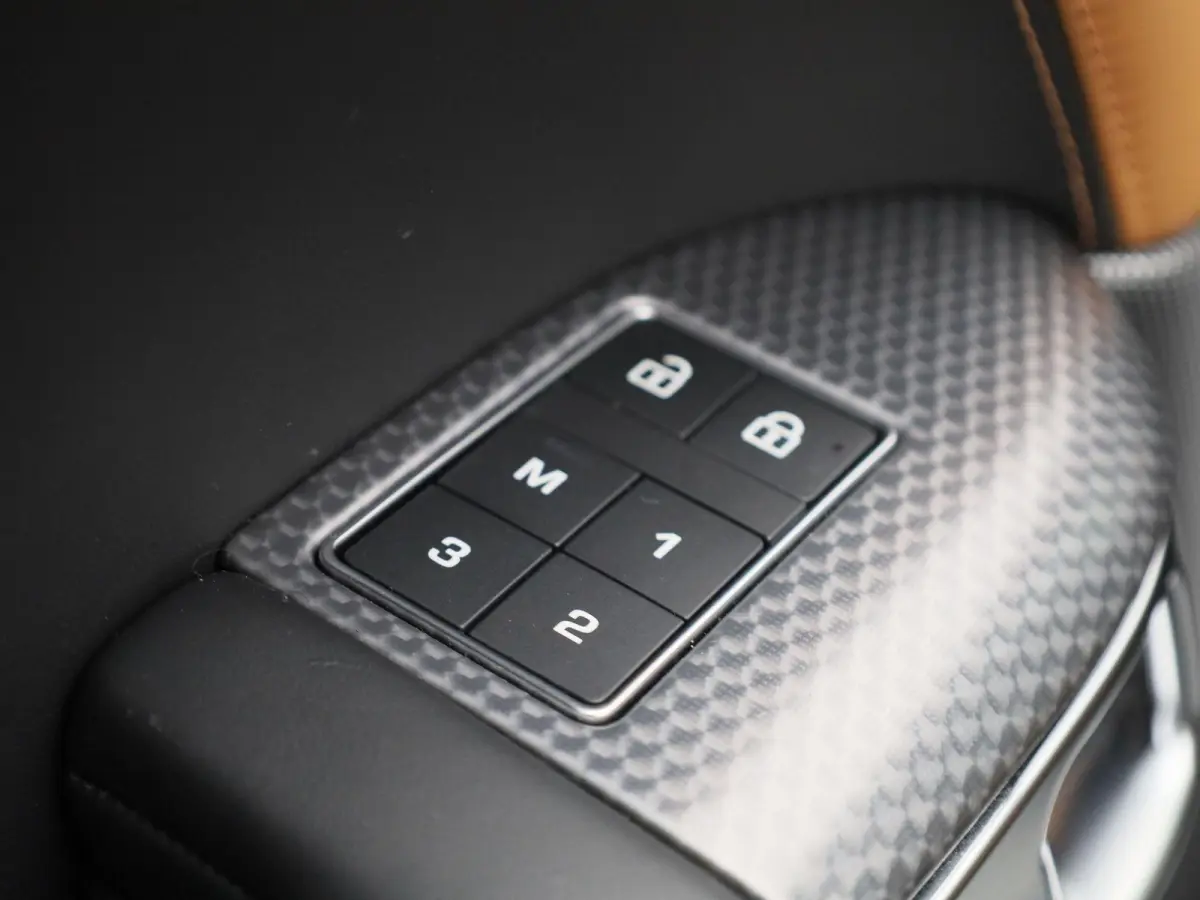 P400e Limited Edition | PANORAMA-SCHUIFDAK | MERIDIAN | 360 CAMERA | HEAD-UP | STOELVERWARMING