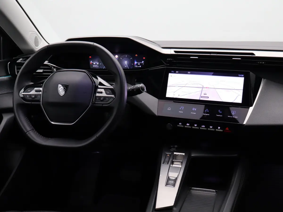 1.2 PureTech Allure EAT8 Automaat | Carplay | Camera | Cruise Control | Keyless | Navi | PDC V+A | 17" Lichtmetalen Velgen | Origineel NL