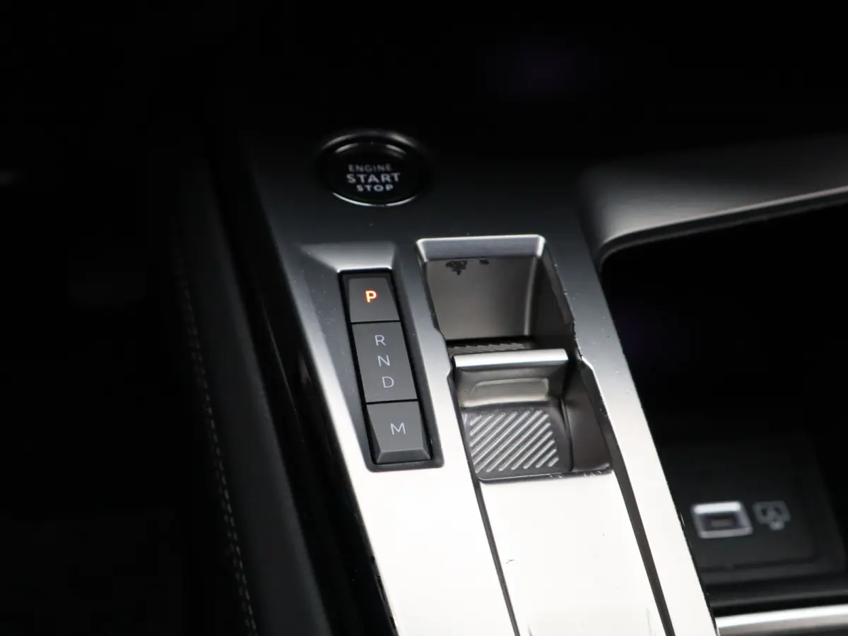 1.2 PureTech Allure EAT8 Automaat | Carplay | Camera | Cruise Control | Keyless | Navi | PDC V+A | 17" Lichtmetalen Velgen | Origineel NL