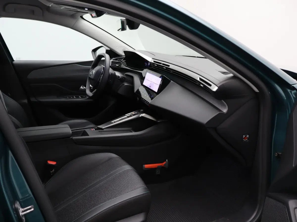 1.2 PureTech Allure EAT8 Automaat | Carplay | Camera | Cruise Control | Keyless | Navi | PDC V+A | 17" Lichtmetalen Velgen | Origineel NL