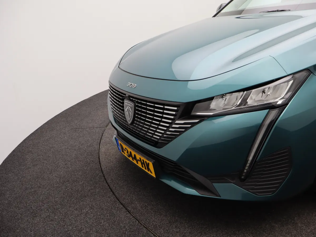 1.2 PureTech Allure EAT8 Automaat | Carplay | Camera | Cruise Control | Keyless | Navi | PDC V+A | 17" Lichtmetalen Velgen | Origineel NL