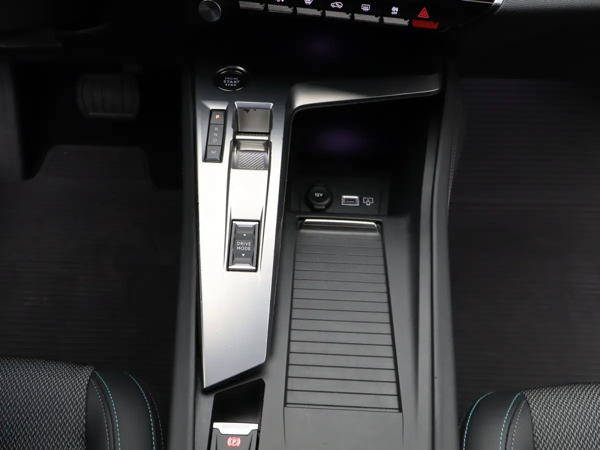 1.2 PureTech Allure EAT8 Automaat | Carplay | Camera | Cruise Control | Keyless | Navi | PDC V+A | 17" Lichtmetalen Velgen | Origineel NL