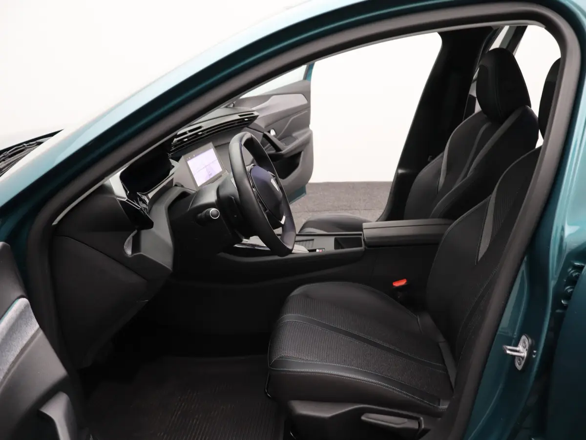 1.2 PureTech Allure EAT8 Automaat | Carplay | Camera | Cruise Control | Keyless | Navi | PDC V+A | 17" Lichtmetalen Velgen | Origineel NL
