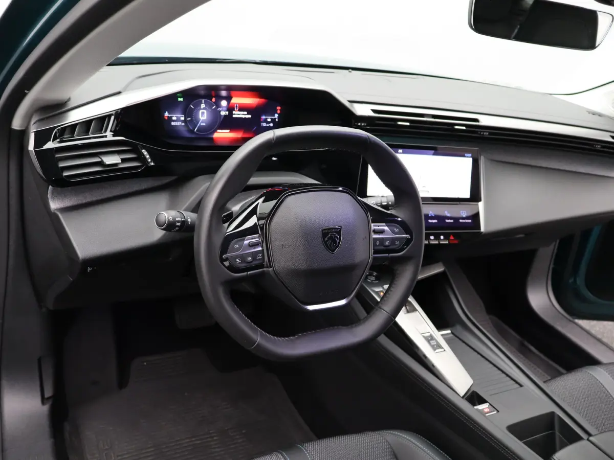 1.2 PureTech Allure EAT8 Automaat | Carplay | Camera | Cruise Control | Keyless | Navi | PDC V+A | 17" Lichtmetalen Velgen | Origineel NL