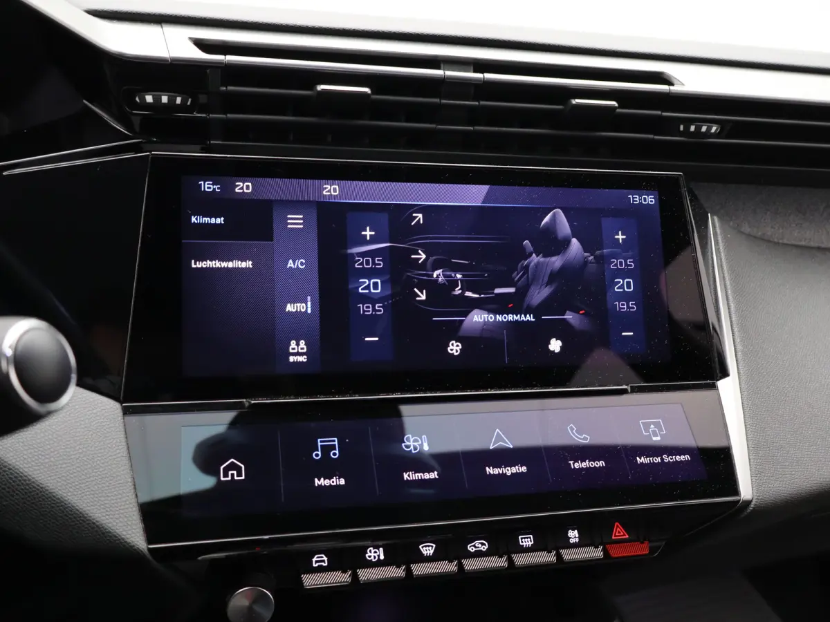 1.2 PureTech Allure EAT8 Automaat | Carplay | Camera | Cruise Control | Keyless | Navi | PDC V+A | 17" Lichtmetalen Velgen | Origineel NL