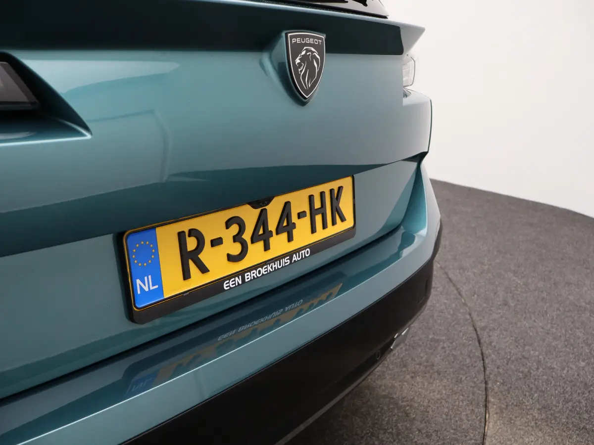 1.2 PureTech Allure EAT8 Automaat | Carplay | Camera | Cruise Control | Keyless | Navi | PDC V+A | 17" Lichtmetalen Velgen | Origineel NL