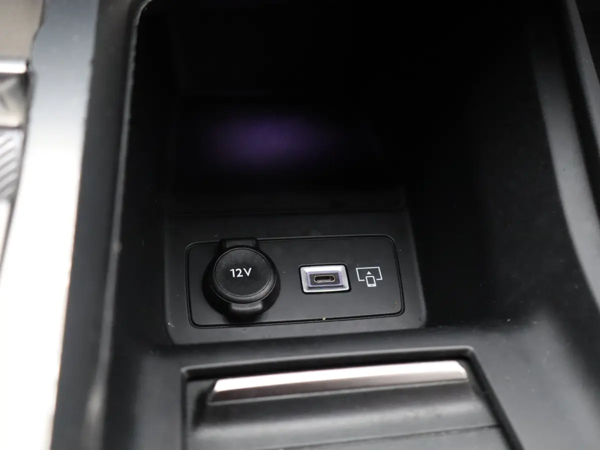 1.2 PureTech Allure EAT8 Automaat | Carplay | Camera | Cruise Control | Keyless | Navi | PDC V+A | 17" Lichtmetalen Velgen | Origineel NL