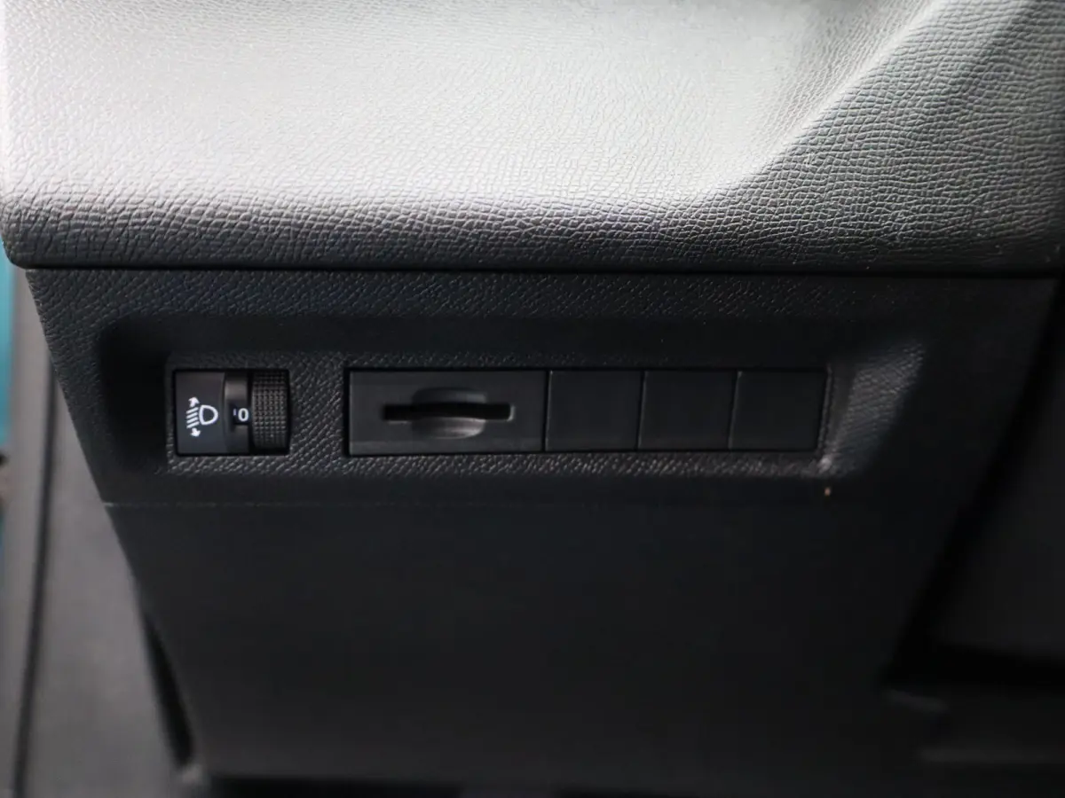 1.2 PureTech Allure EAT8 Automaat | Carplay | Camera | Cruise Control | Keyless | Navi | PDC V+A | 17" Lichtmetalen Velgen | Origineel NL