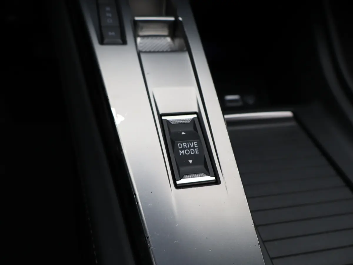 1.2 PureTech Allure EAT8 Automaat | Carplay | Camera | Cruise Control | Keyless | Navi | PDC V+A | 17" Lichtmetalen Velgen | Origineel NL