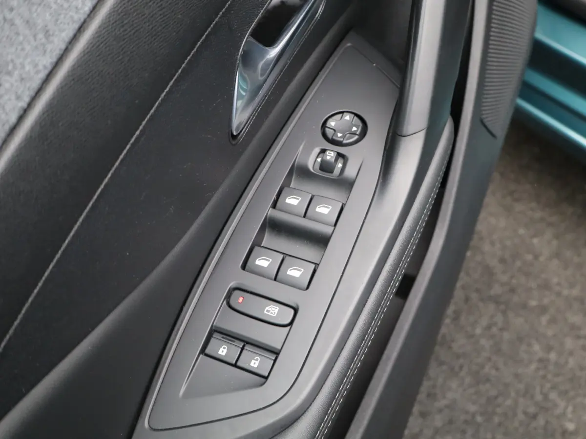 1.2 PureTech Allure EAT8 Automaat | Carplay | Camera | Cruise Control | Keyless | Navi | PDC V+A | 17" Lichtmetalen Velgen | Origineel NL