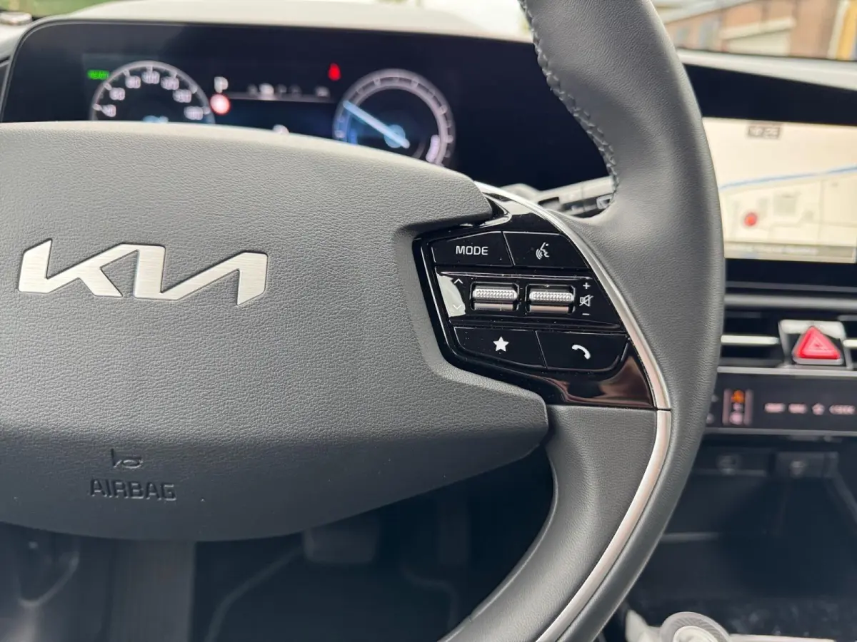 Limited Edition 64.8 kWh | Navigatie | Cruise control | Stoel + Stuur verwarming | Parkeer sensoren | Parkeer camera