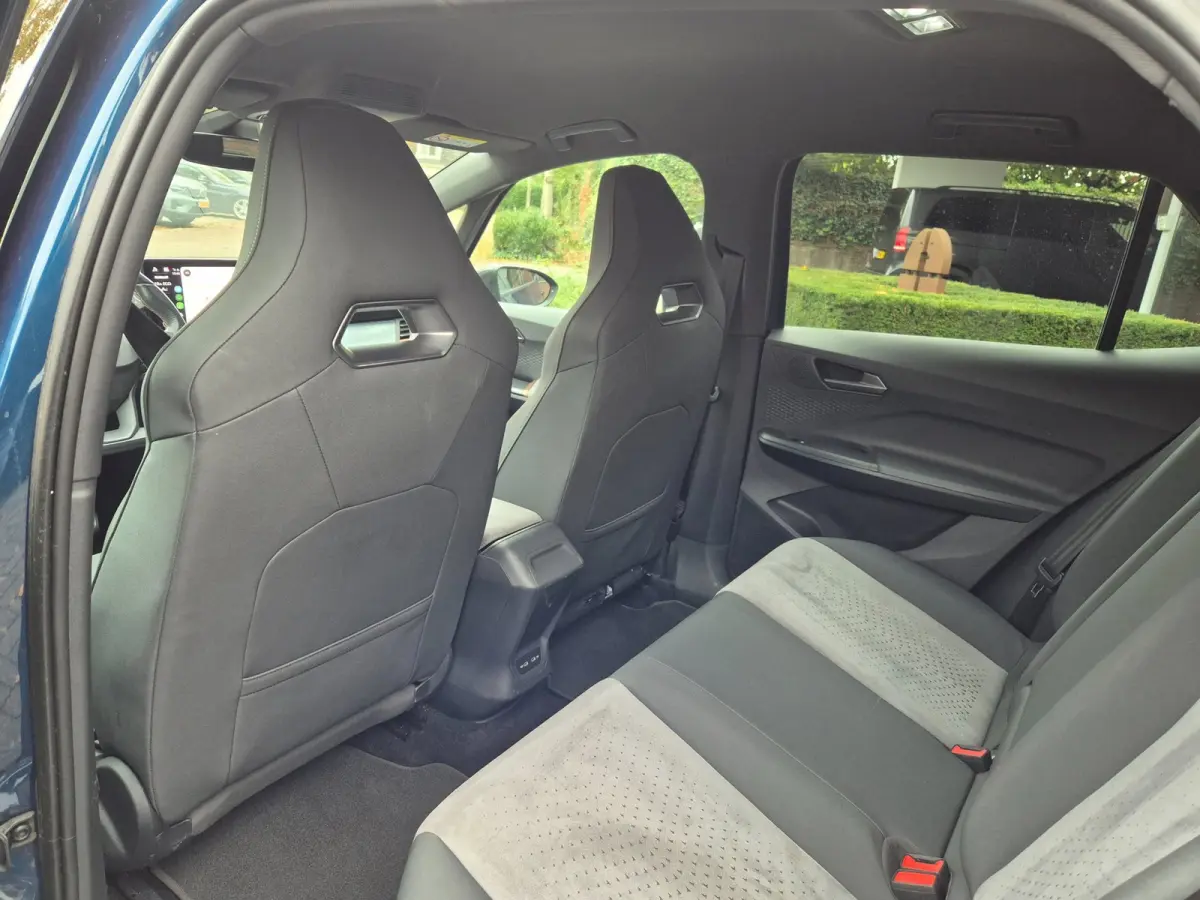 Performance One 62 kWh 94% SOH Volle optielijst Alcantara Sport Born Performance One 62 kWh