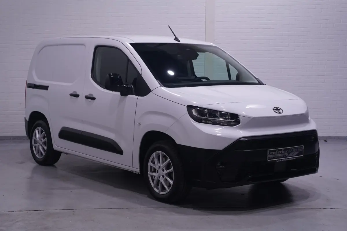 1.5 D-4D 130 pk L1 Navigator Navi, Camera, Apple Carplay, Cruise Control, Laadruimte Pakket, PDC V+A, 3-Zits