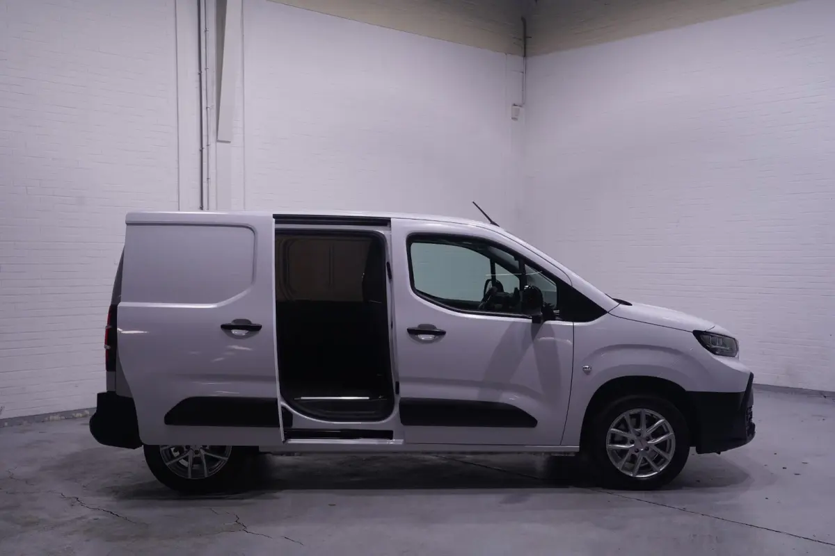 1.5 D-4D 130 pk L1 Navigator Navi, Camera, Apple Carplay, Cruise Control, Laadruimte Pakket, PDC V+A, 3-Zits