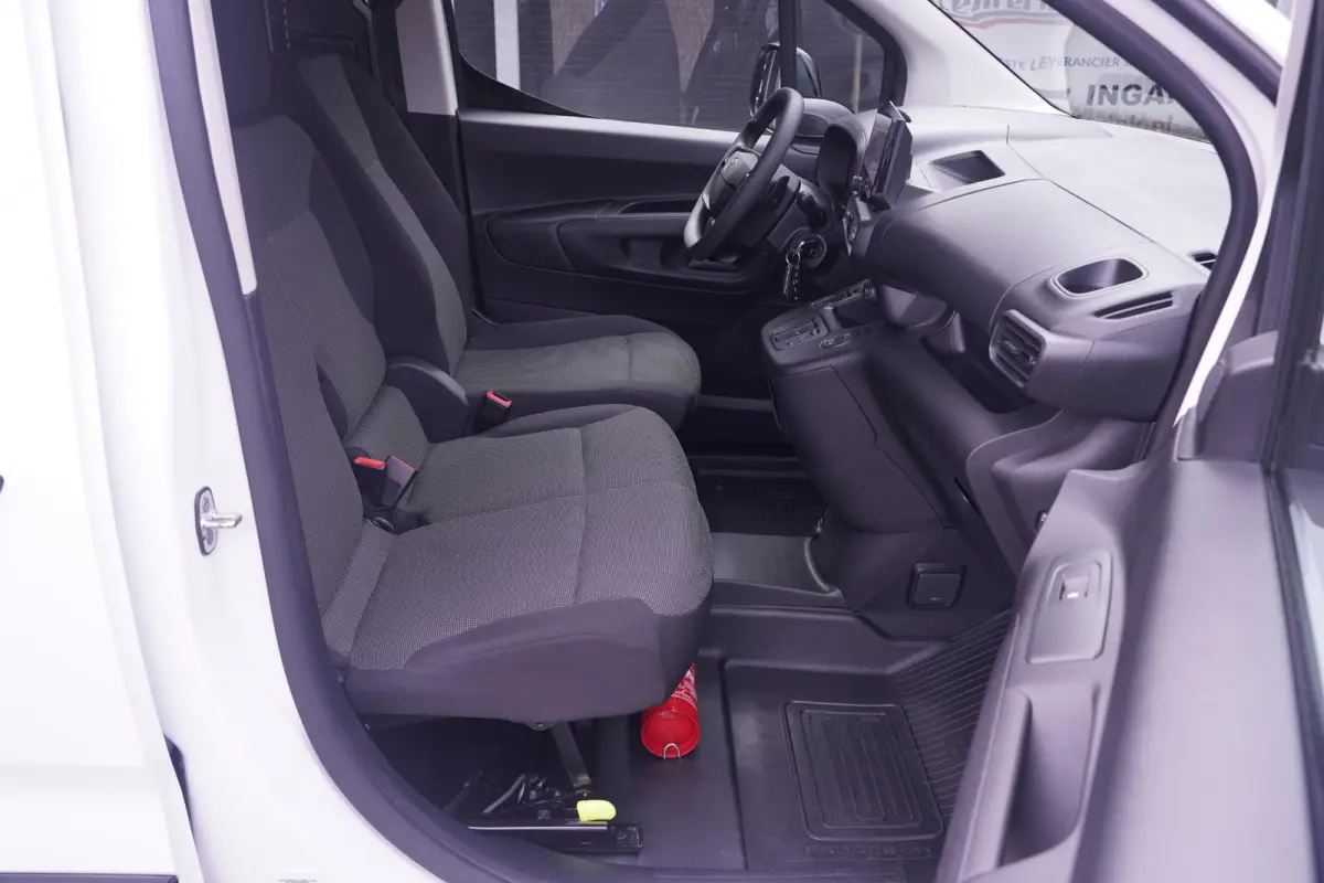 1.5 D-4D 130 pk L1 Navigator Navi, Camera, Apple Carplay, Cruise Control, Laadruimte Pakket, PDC V+A, 3-Zits