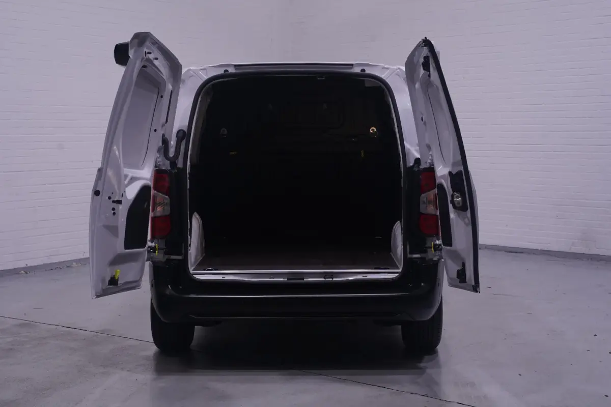 1.5 D-4D 130 pk L1 Navigator Navi, Camera, Apple Carplay, Cruise Control, Laadruimte Pakket, PDC V+A, 3-Zits
