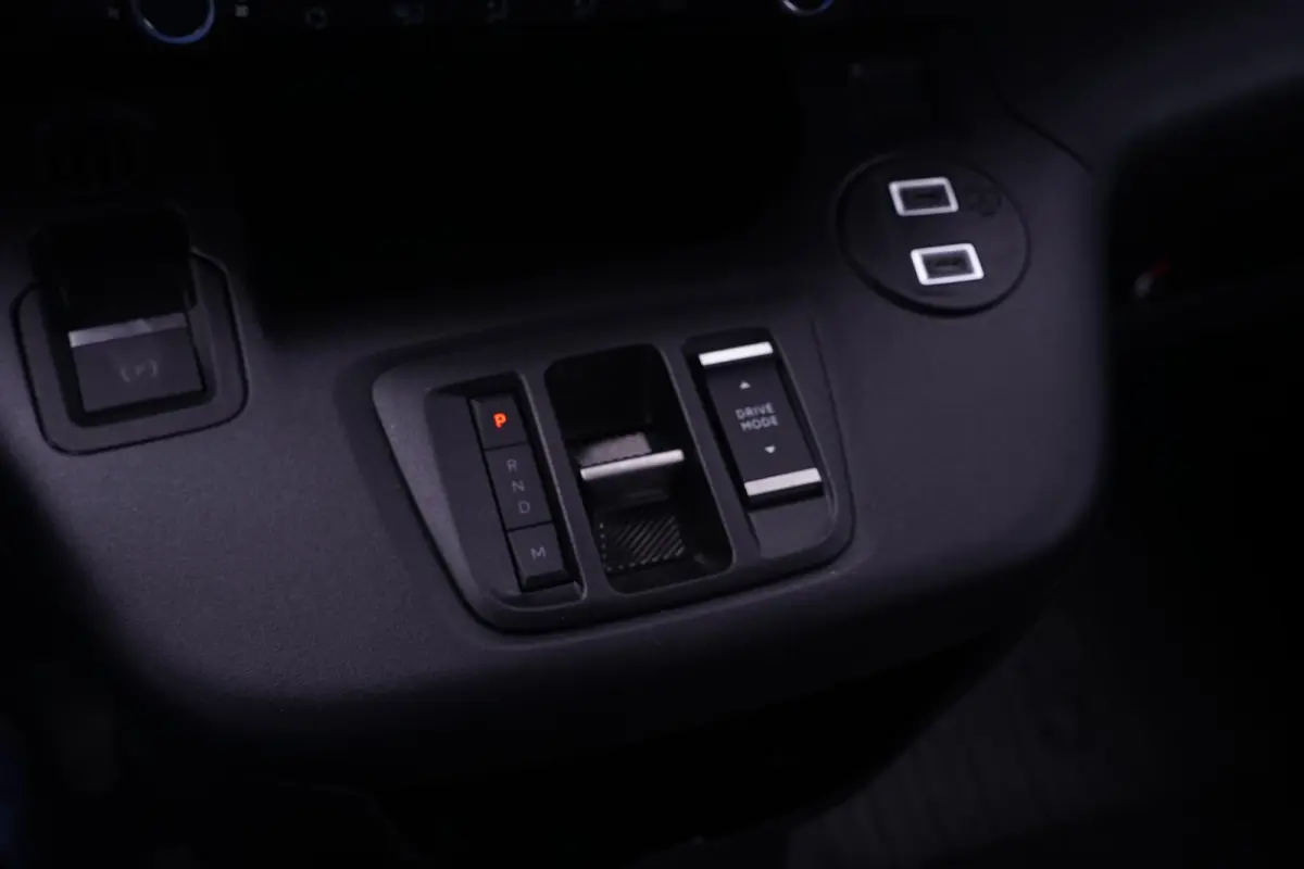1.5 D-4D 130 pk L1 Navigator Navi, Camera, Apple Carplay, Cruise Control, Laadruimte Pakket, PDC V+A, 3-Zits