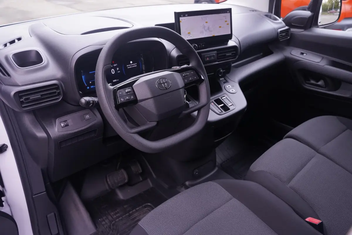 1.5 D-4D 130 pk L1 Navigator Navi, Camera, Apple Carplay, Cruise Control, Laadruimte Pakket, PDC V+A, 3-Zits