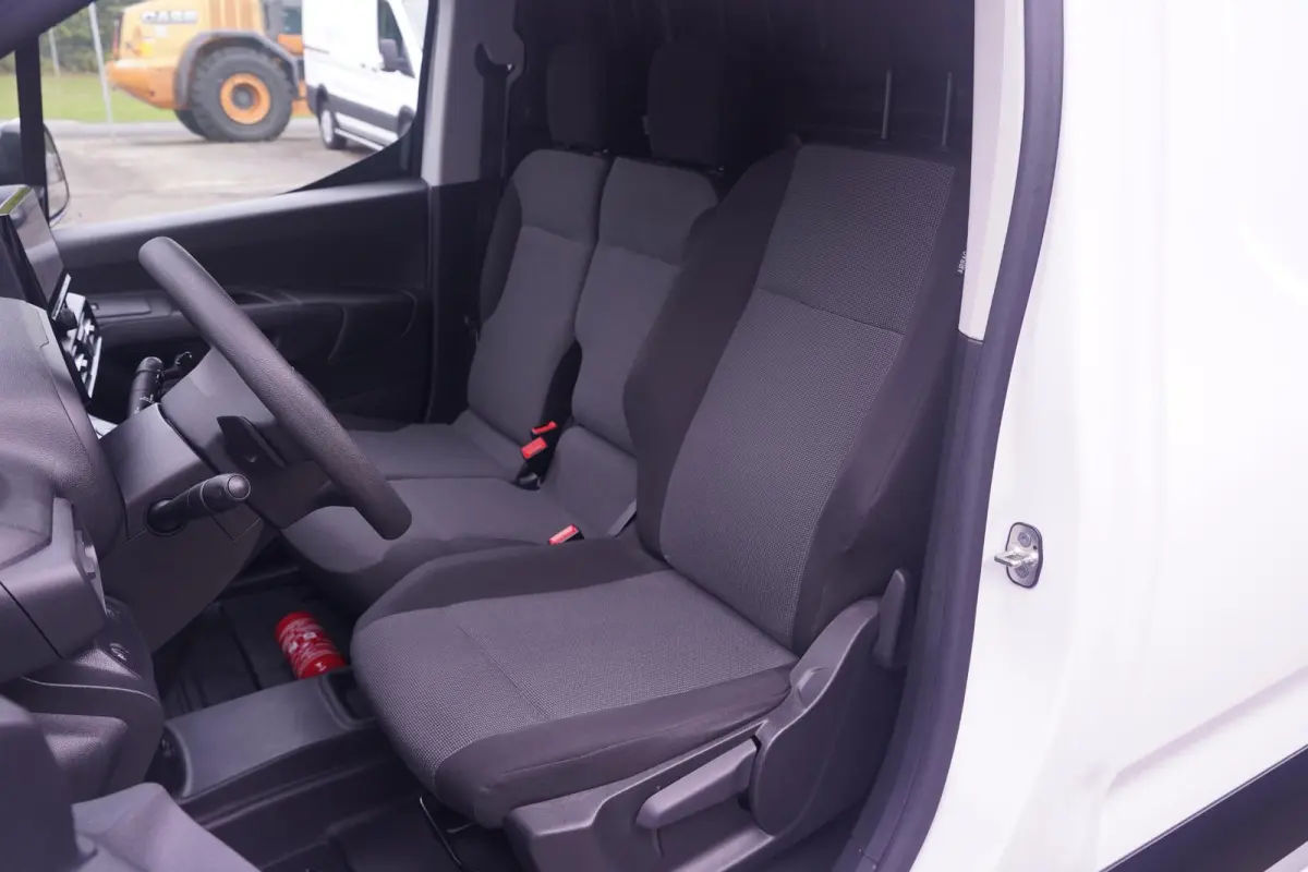 1.5 D-4D 130 pk L1 Navigator Navi, Camera, Apple Carplay, Cruise Control, Laadruimte Pakket, PDC V+A, 3-Zits