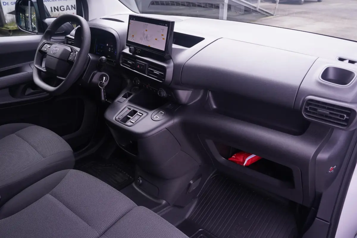 1.5 D-4D 130 pk L1 Navigator Navi, Camera, Apple Carplay, Cruise Control, Laadruimte Pakket, PDC V+A, 3-Zits