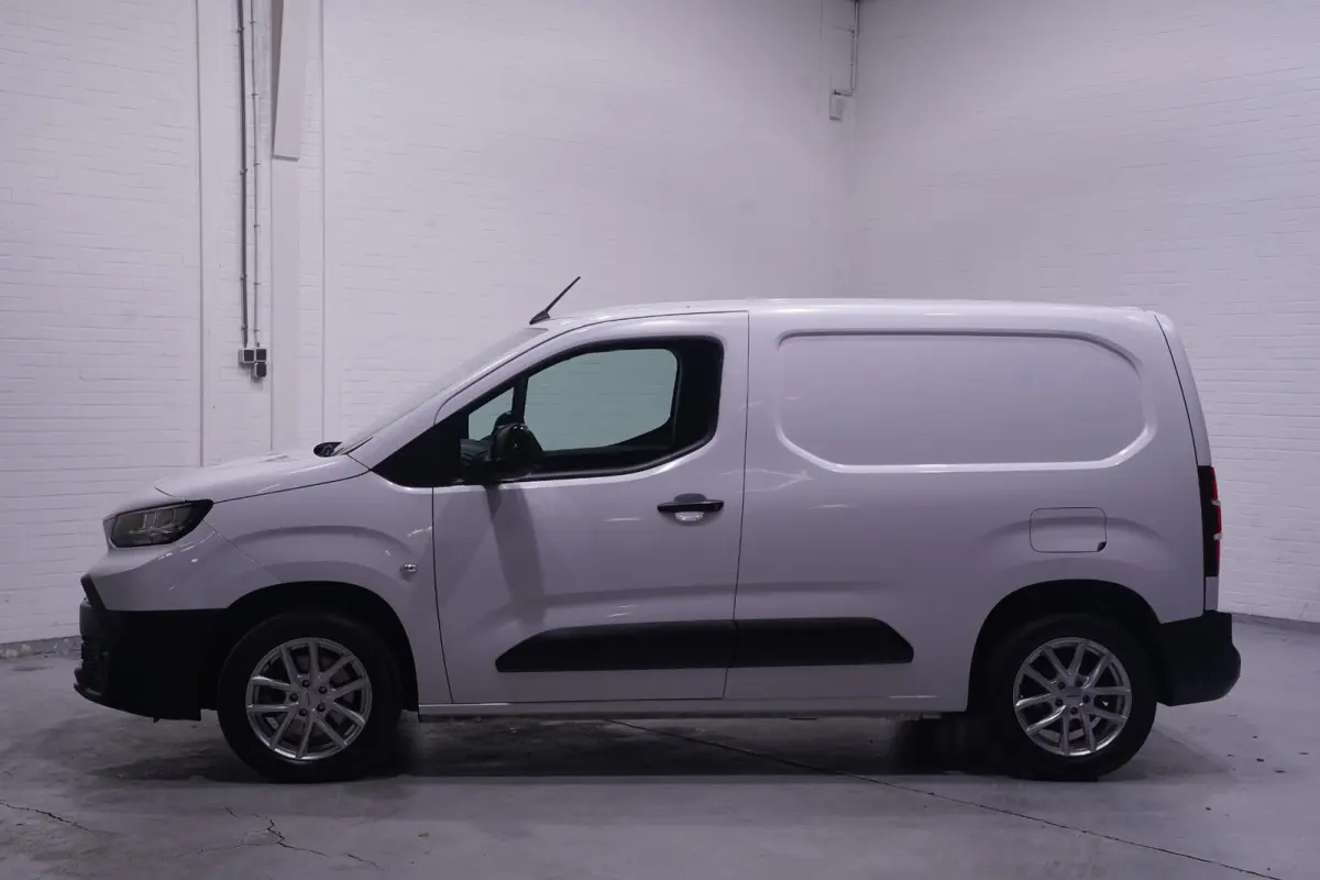 1.5 D-4D 130 pk L1 Navigator Navi, Camera, Apple Carplay, Cruise Control, Laadruimte Pakket, PDC V+A, 3-Zits