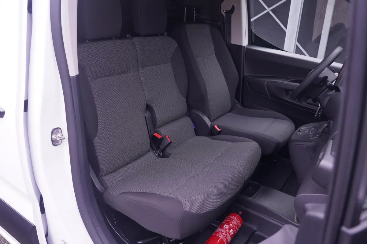 1.5 D-4D 130 pk L1 Navigator Navi, Camera, Apple Carplay, Cruise Control, Laadruimte Pakket, PDC V+A, 3-Zits