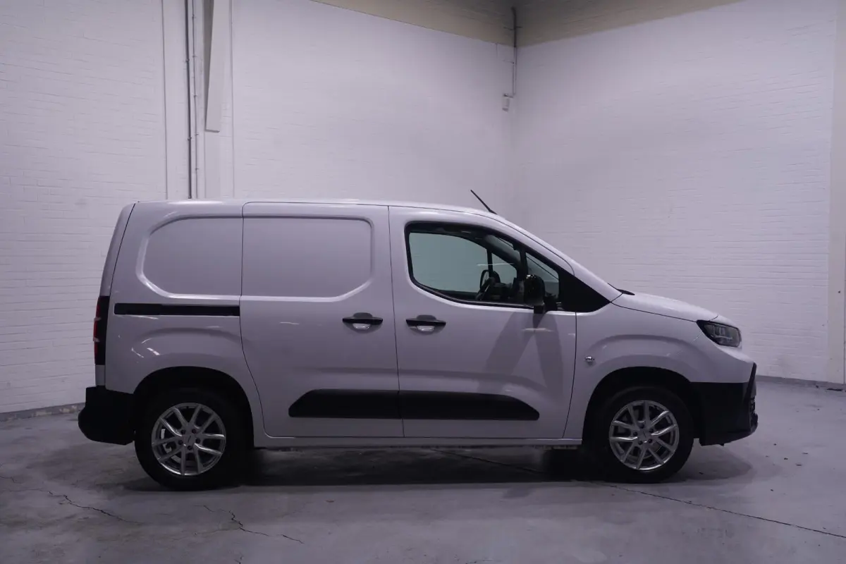 1.5 D-4D 130 pk L1 Navigator Navi, Camera, Apple Carplay, Cruise Control, Laadruimte Pakket, PDC V+A, 3-Zits