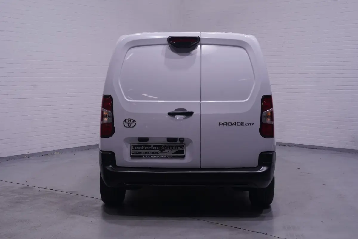 1.5 D-4D 130 pk L1 Navigator Navi, Camera, Apple Carplay, Cruise Control, Laadruimte Pakket, PDC V+A, 3-Zits