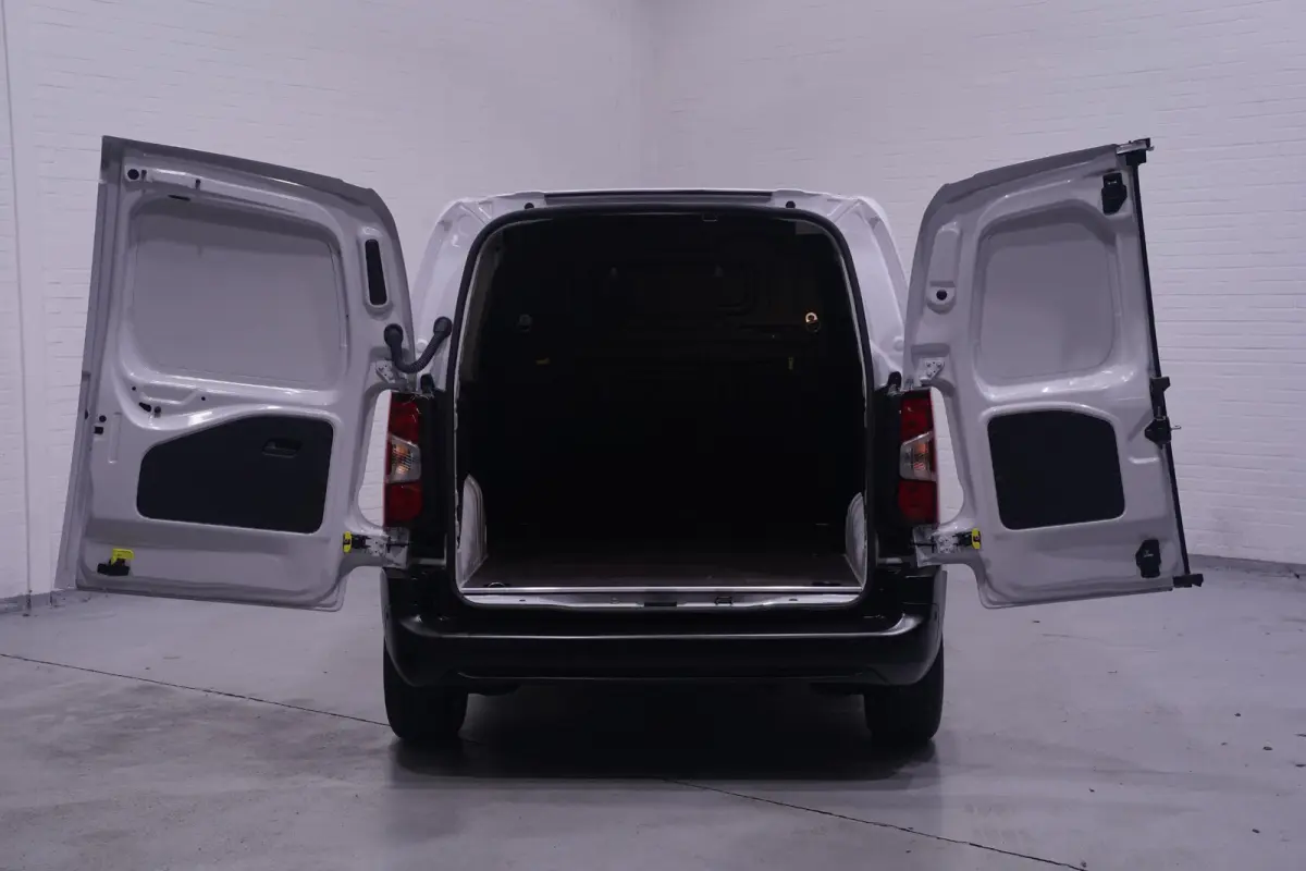 1.5 D-4D 130 pk L1 Navigator Navi, Camera, Apple Carplay, Cruise Control, Laadruimte Pakket, PDC V+A, 3-Zits