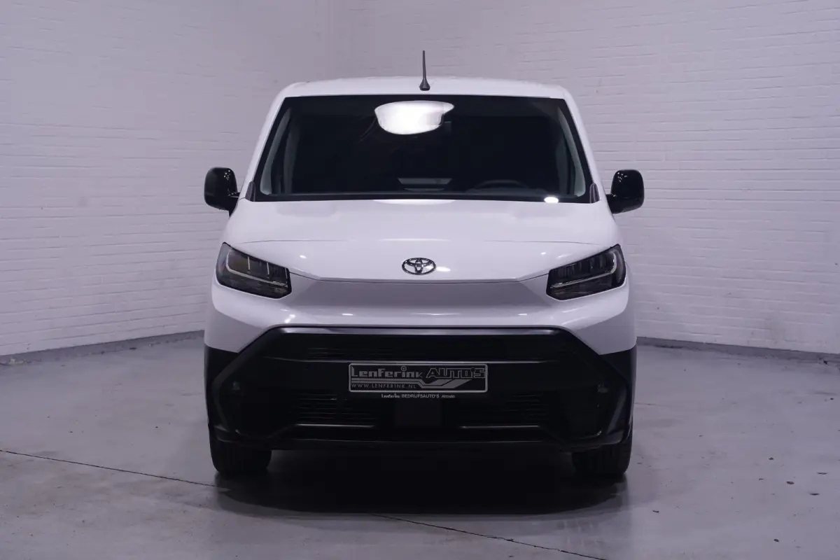 1.5 D-4D 130 pk L1 Navigator Navi, Camera, Apple Carplay, Cruise Control, Laadruimte Pakket, PDC V+A, 3-Zits