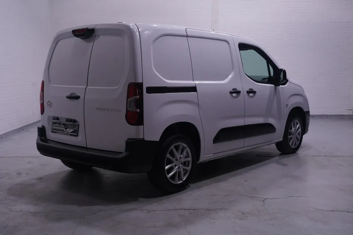 1.5 D-4D 130 pk L1 Navigator Navi, Camera, Apple Carplay, Cruise Control, Laadruimte Pakket, PDC V+A, 3-Zits