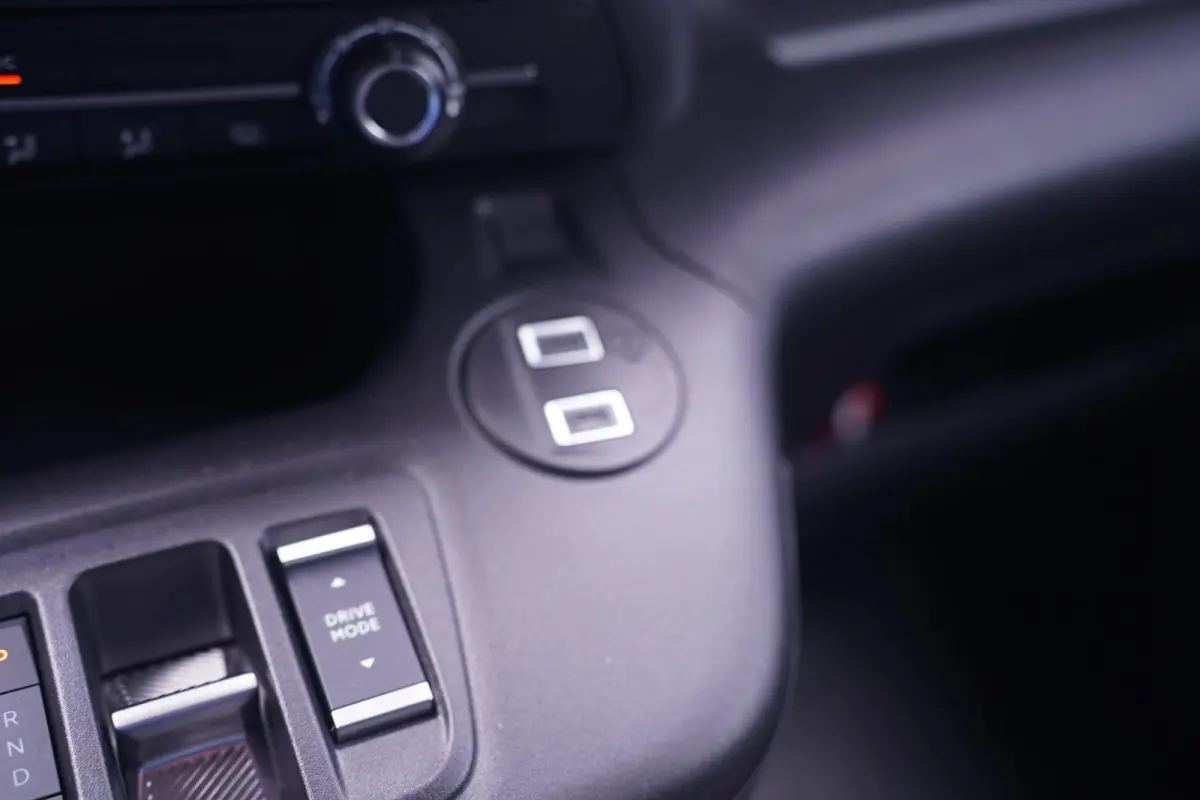 1.5 D-4D 130 pk L1 Navigator Navi, Camera, Apple Carplay, Cruise Control, Laadruimte Pakket, PDC V+A, 3-Zits