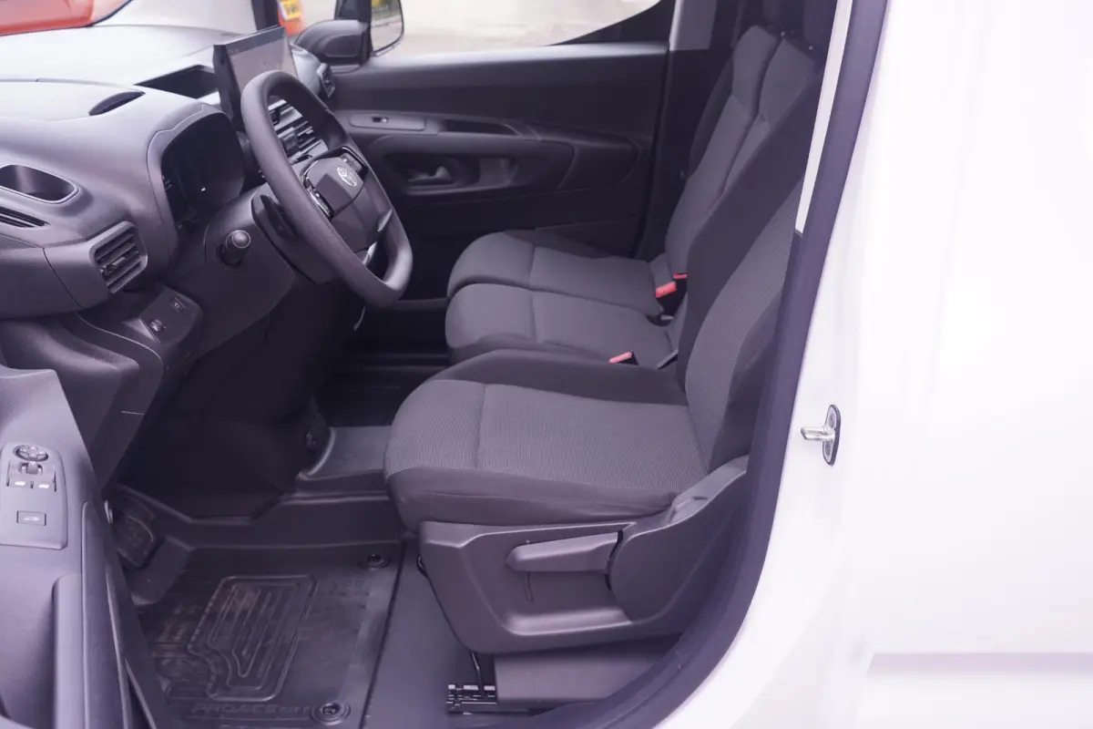 1.5 D-4D 130 pk L1 Navigator Navi, Camera, Apple Carplay, Cruise Control, Laadruimte Pakket, PDC V+A, 3-Zits