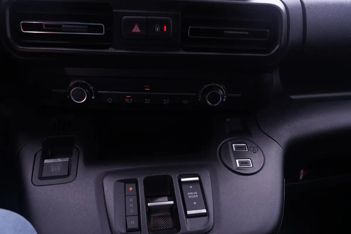 1.5 D-4D 130 pk L1 Navigator Navi, Camera, Apple Carplay, Cruise Control, Laadruimte Pakket, PDC V+A, 3-Zits