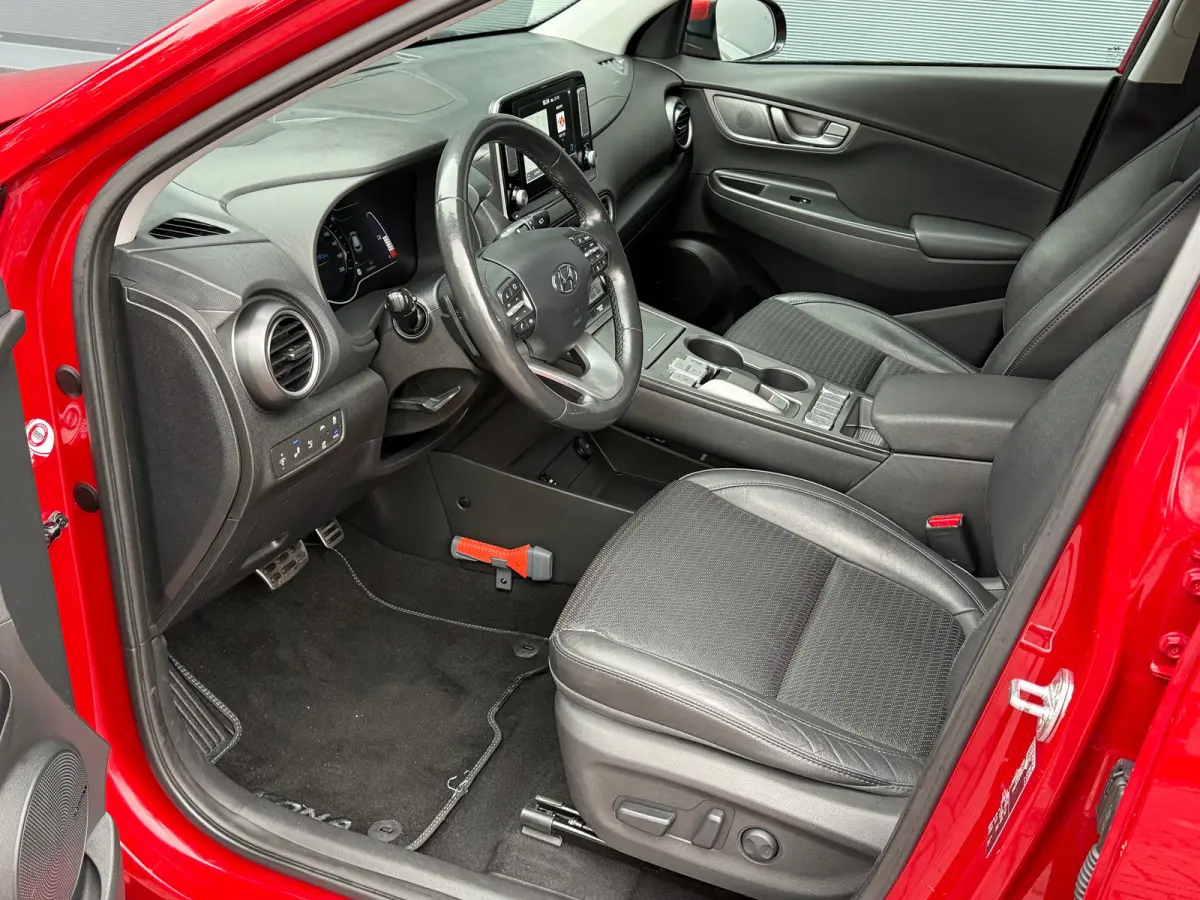 EV Premium 64 kWh / 64 kWh accupakket / Volledig elektrisch / Actieradius tot 449 km WLTP / Premium uitvoering / Warmtepomp / Head-up display / Lederen bekleding / Elektrisch verstelbare sto