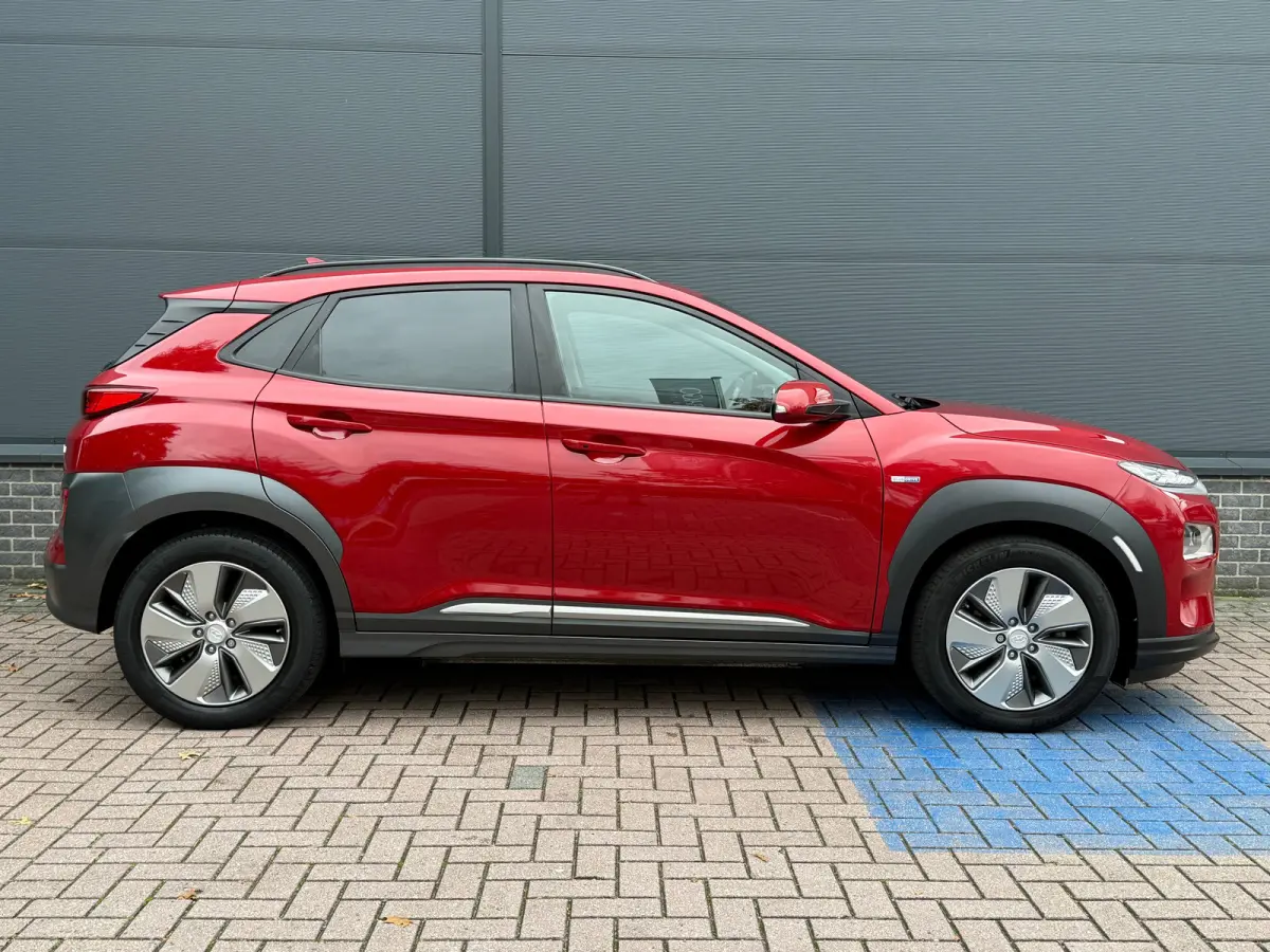 EV Premium 64 kWh / 64 kWh accupakket / Volledig elektrisch / Actieradius tot 449 km WLTP / Premium uitvoering / Warmtepomp / Head-up display / Lederen bekleding / Elektrisch verstelbare sto