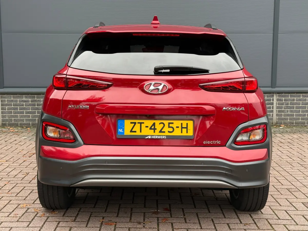 EV Premium 64 kWh / 64 kWh accupakket / Volledig elektrisch / Actieradius tot 449 km WLTP / Premium uitvoering / Warmtepomp / Head-up display / Lederen bekleding / Elektrisch verstelbare sto